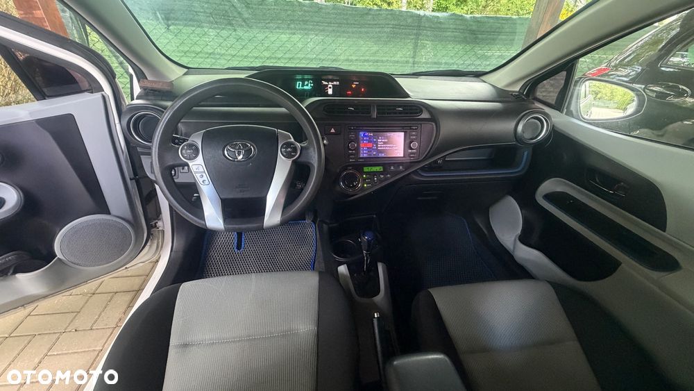 Toyota Prius (Hybrid) - 21