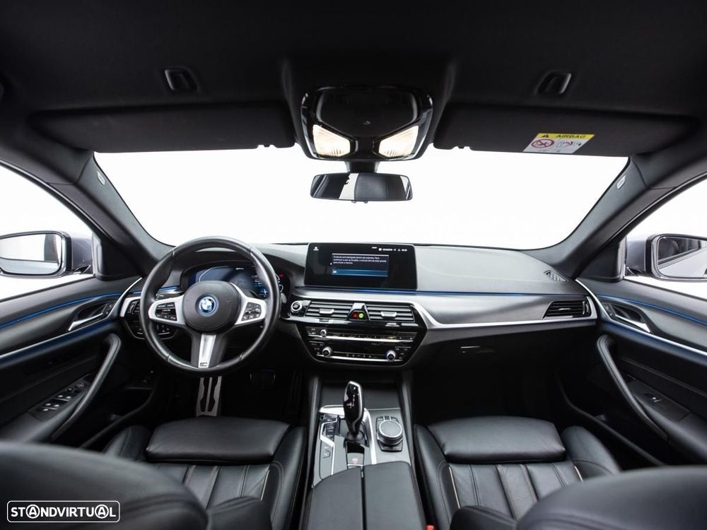 BMW 520 i Pack Desportivo M - 8