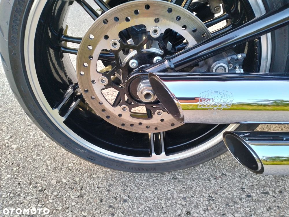 Harley-Davidson Softail Breakout - 24