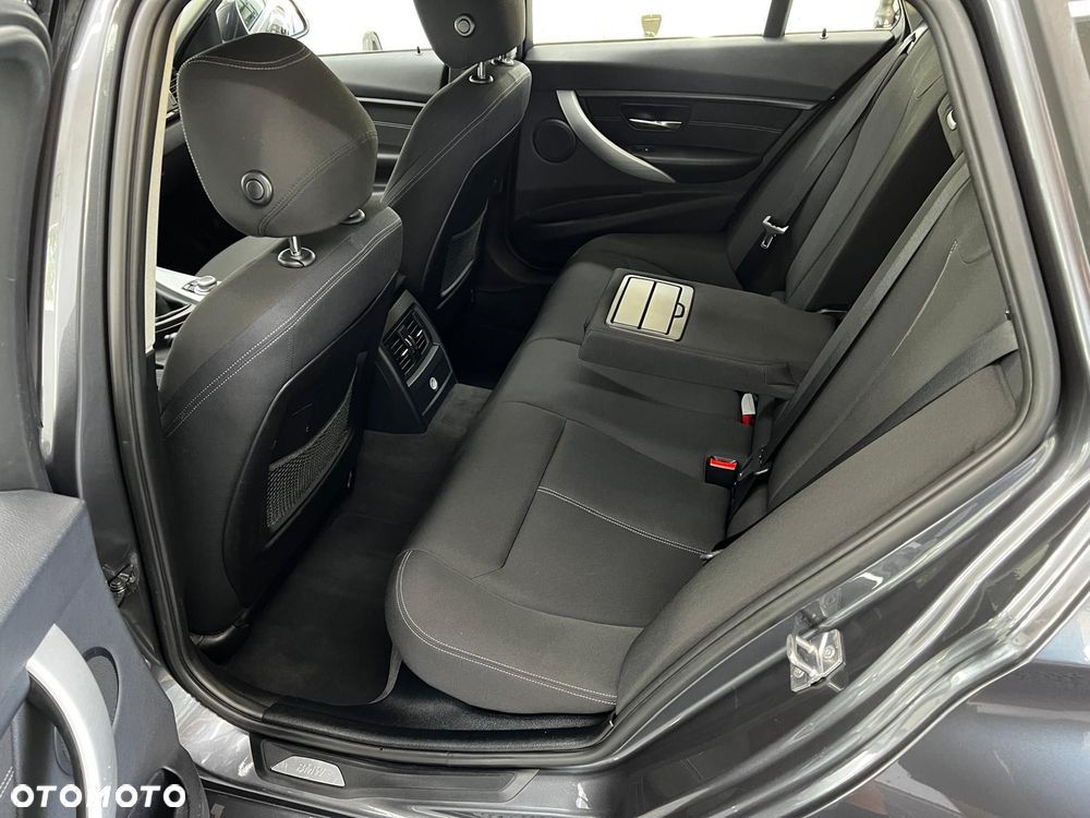 BMW Seria 3 318d DPF Edition Sport - 35
