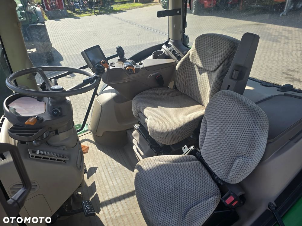 John Deere 6215R - 8