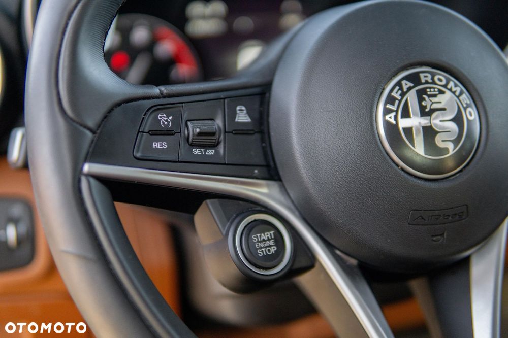 Alfa Romeo Giulia 2.0 Turbo 16V AT8-Q4 Veloce Ti - 16
