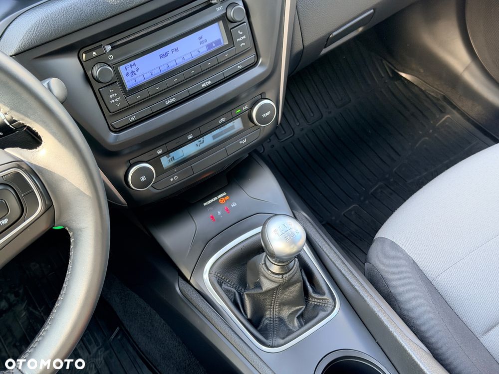 Toyota Avensis 1.6 Active - 12