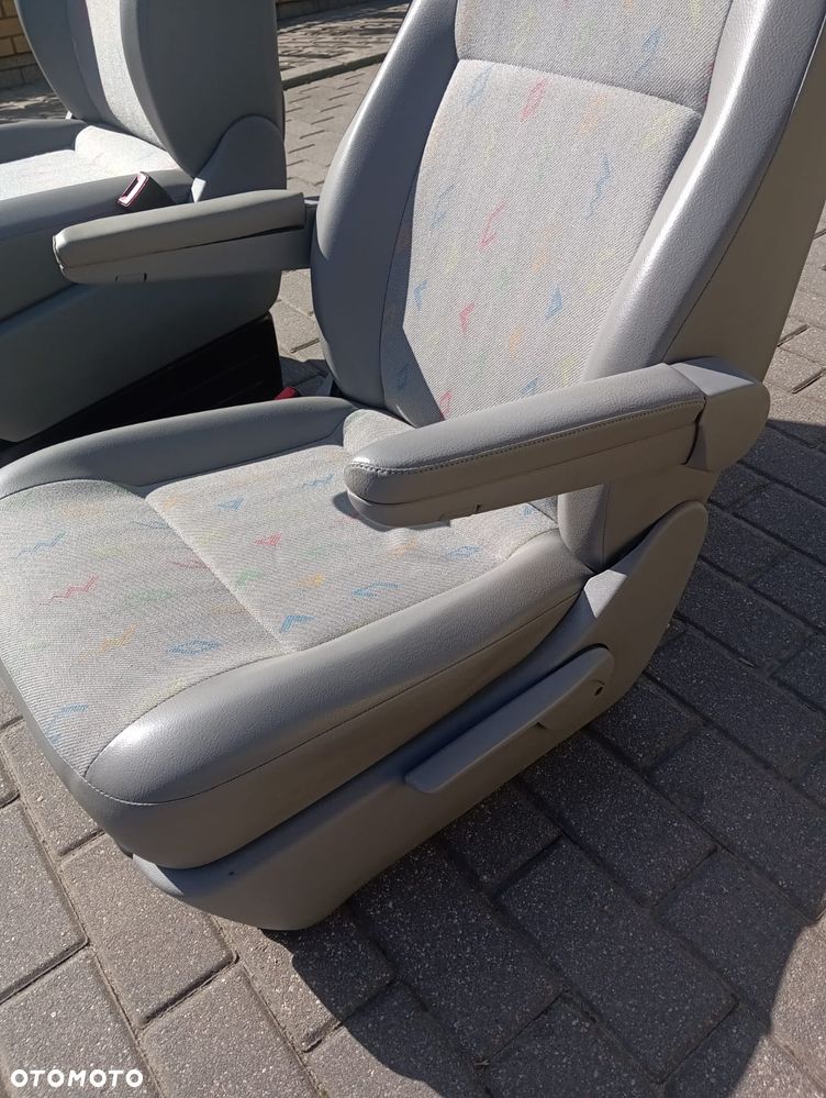 Fotel kierowcy z podłokietnikami podgrzewany VW T5 - 3