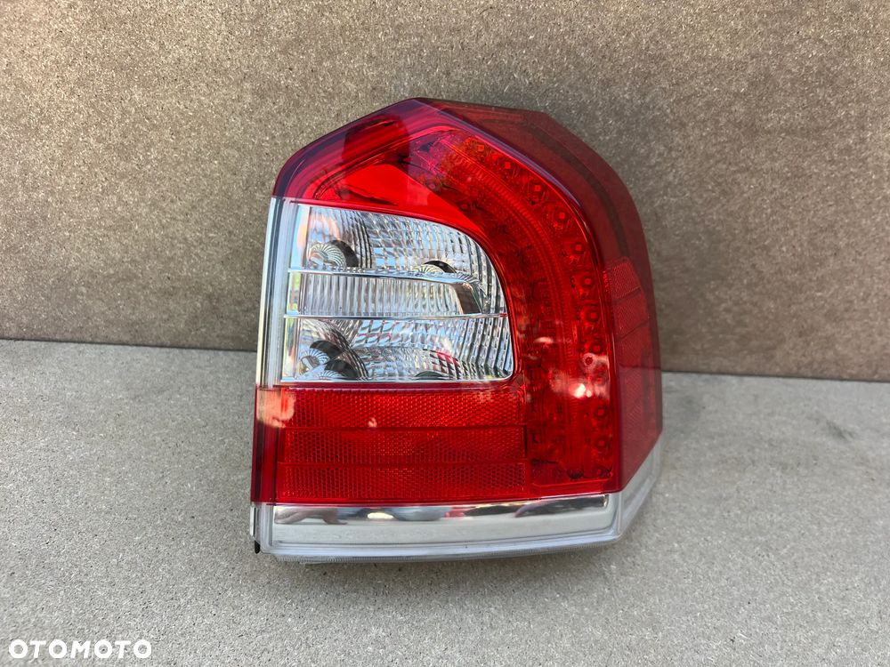 LAMPA TYLNA PRAWA VOLVO V70 III LIFT