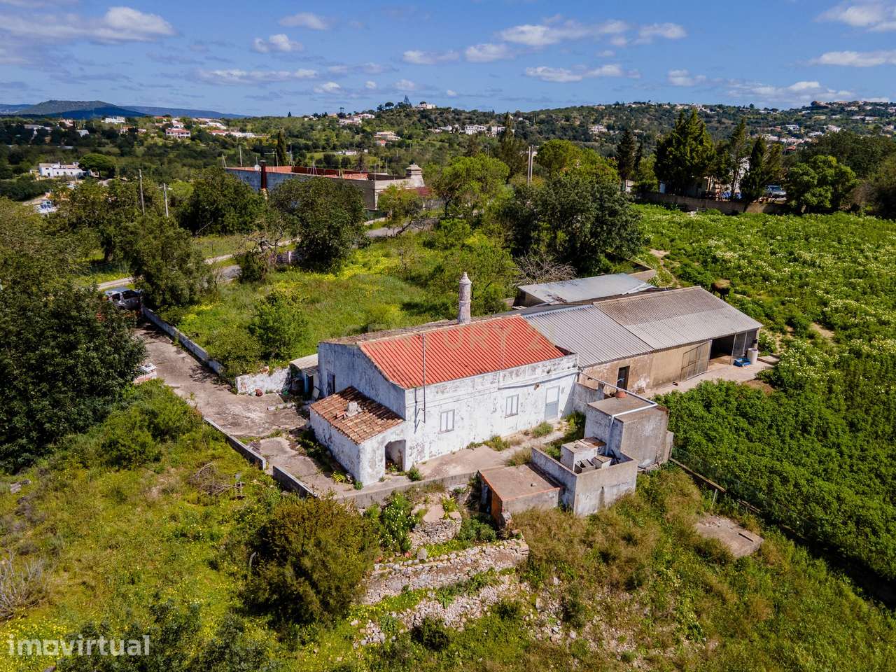 Terreno de 2.470 m² com CASA ANTIGA e Potencial de Construção (300 m²) - Grande imagem: 2/17