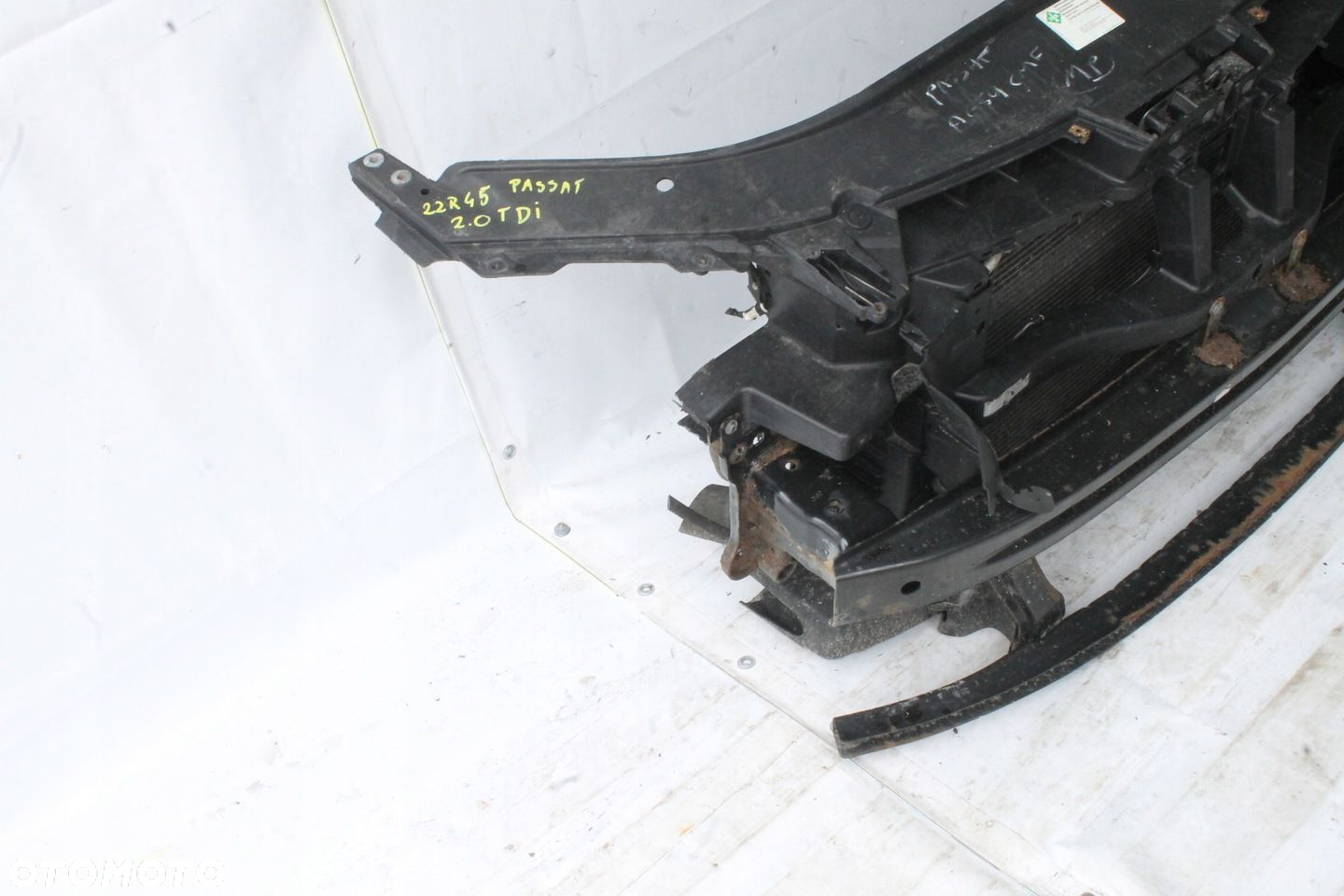 PAS PRZEDNI WZMOCNIENIE CHŁODNICE VW PASSAT B6 2005R- 2.0 TDI - 2