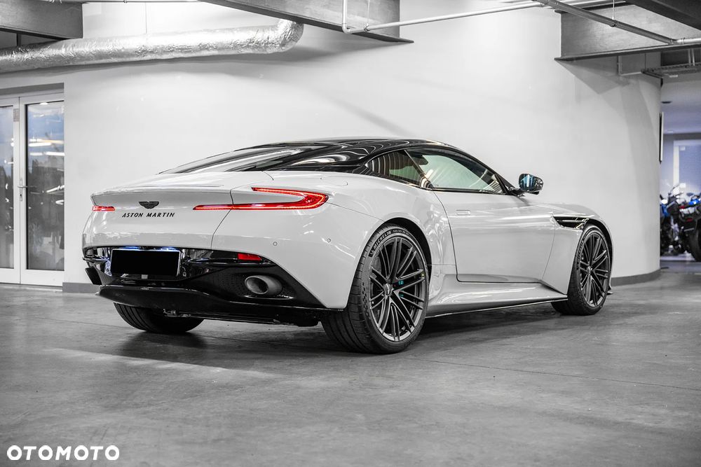 Aston Martin DB12 - 4