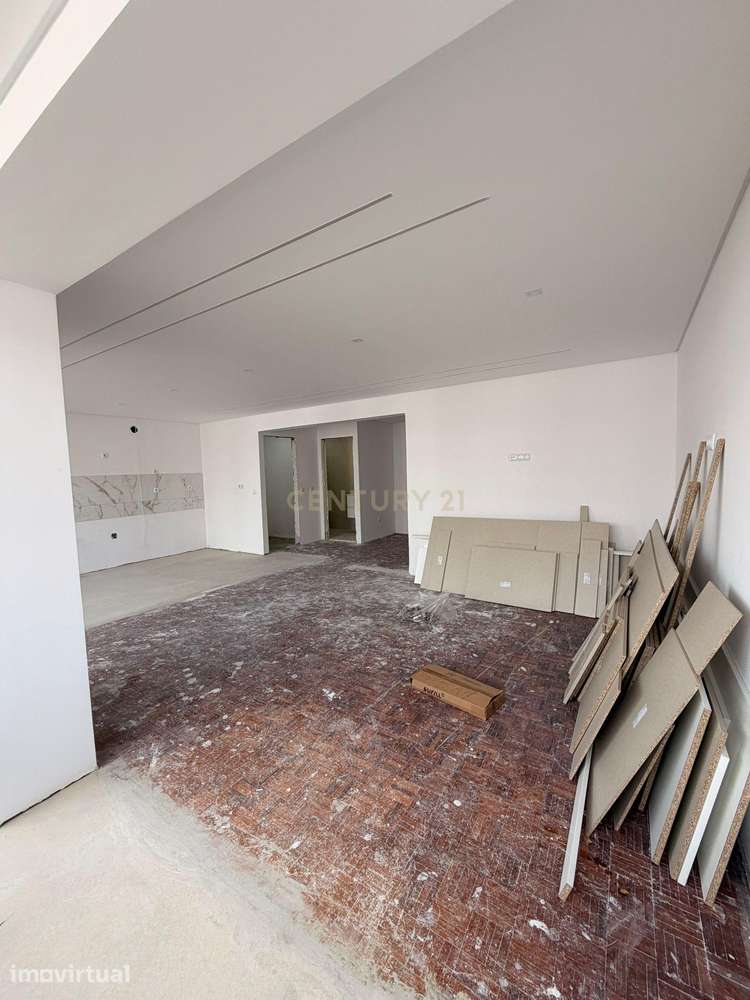 Apartamento T3 com Terraço - 1ºAndar Remodelado no Laranjeiro - Grande imagem: 2/32