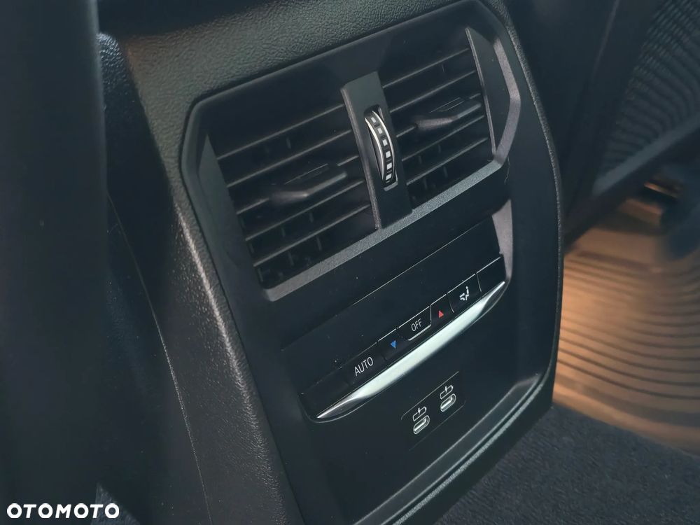 BMW Seria 3 330i xDrive Sport Line - 15