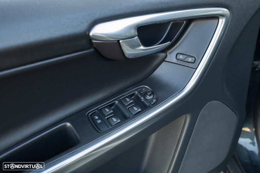 Volvo XC 60 2.0 D3 Drive R-Design 85 Anos Start/Stop - 35