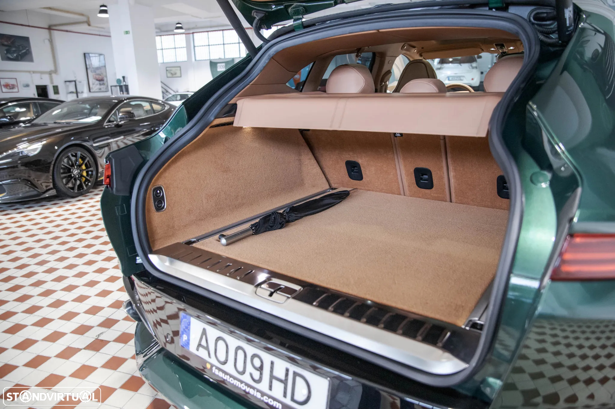 Aston Martin DBX Standard - 41