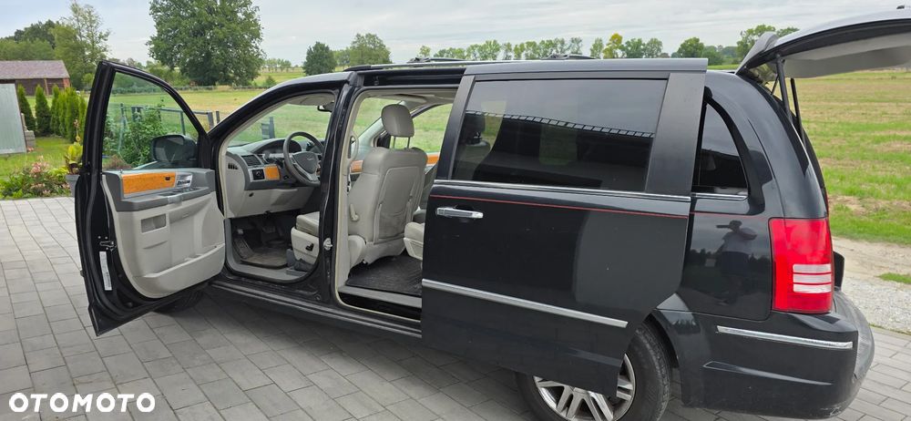 Chrysler Town & Country - 4