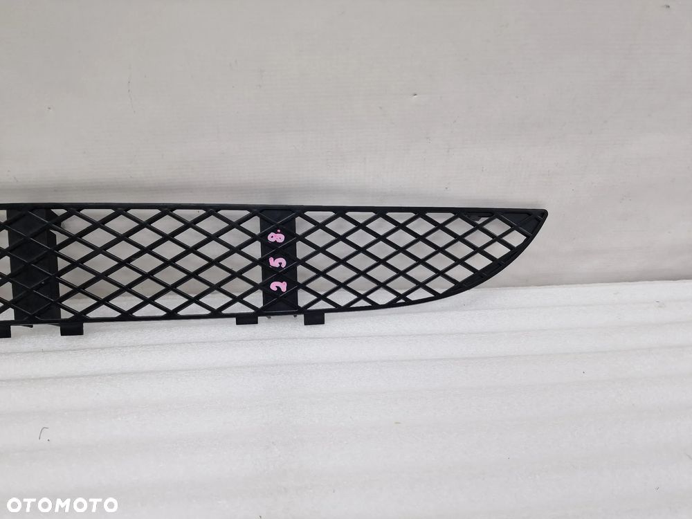 MERCEDES E-KLASSA W210 LIFT 99-01 KRATKA ŚRODKOWA ZDERZAKA PRZEDNIEGO , NR 2108850053 , NR AUKCIJ K258 - 4