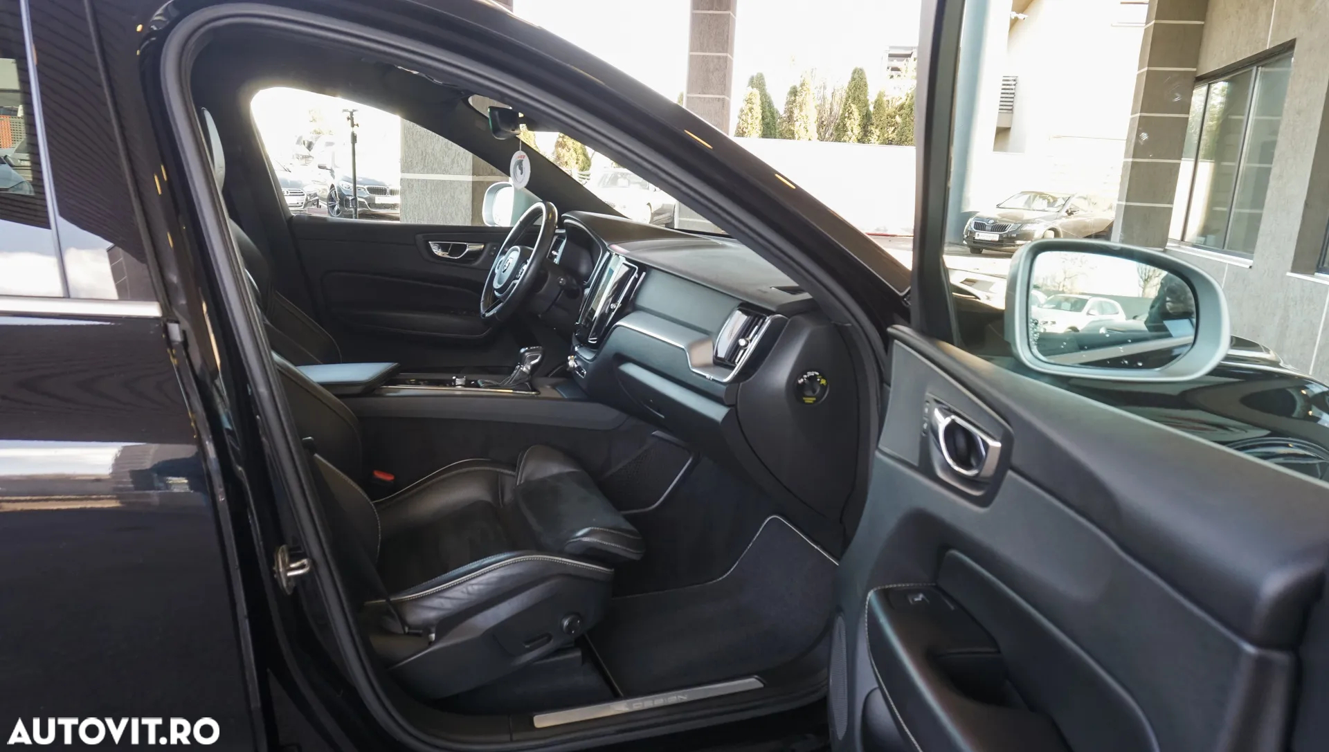 Volvo XC 60 D5 AWD Geartronic RDesign - 24