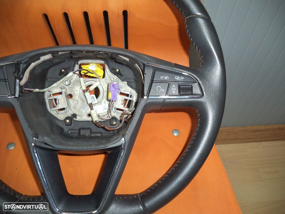 Volante Seat Leon em pele com comandos ano 2016 - 2