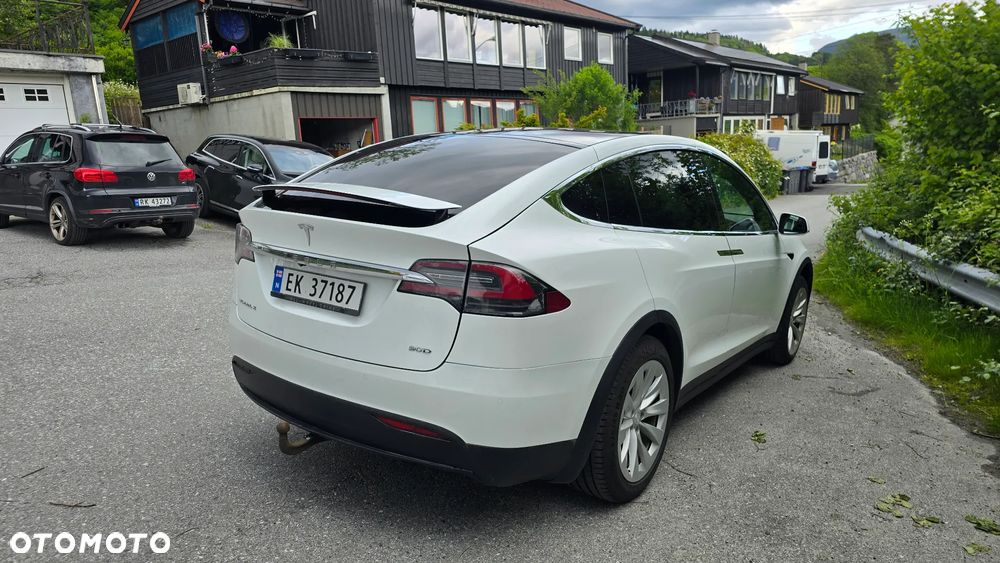 Tesla Model X - 5
