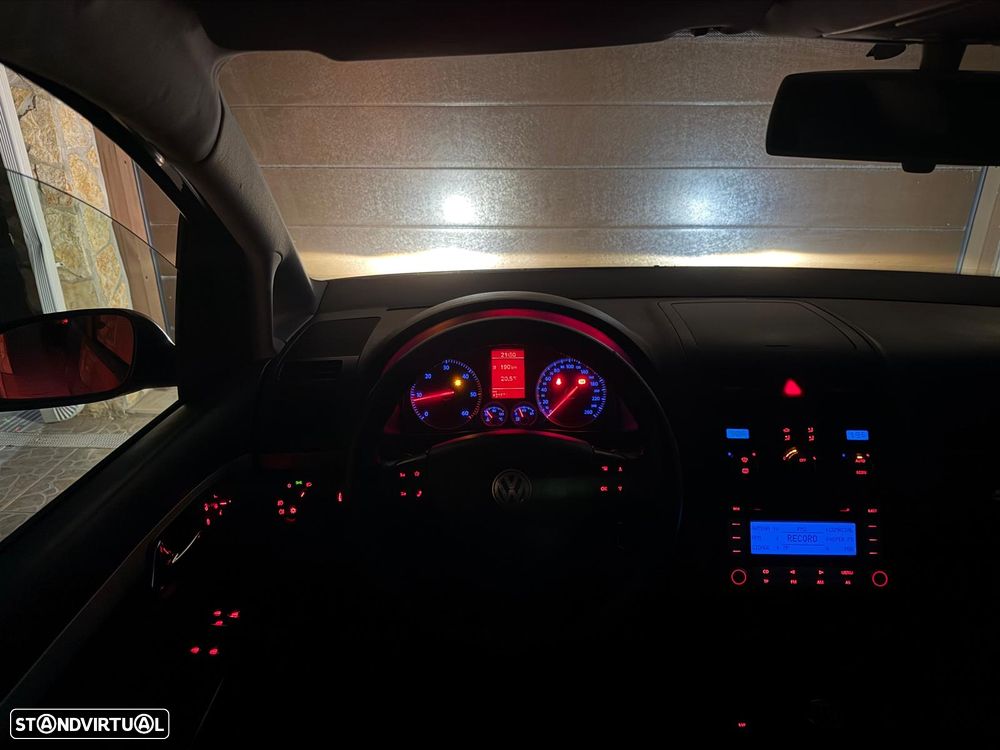 VW Touran 2.0 TDI Highline 7L - 2