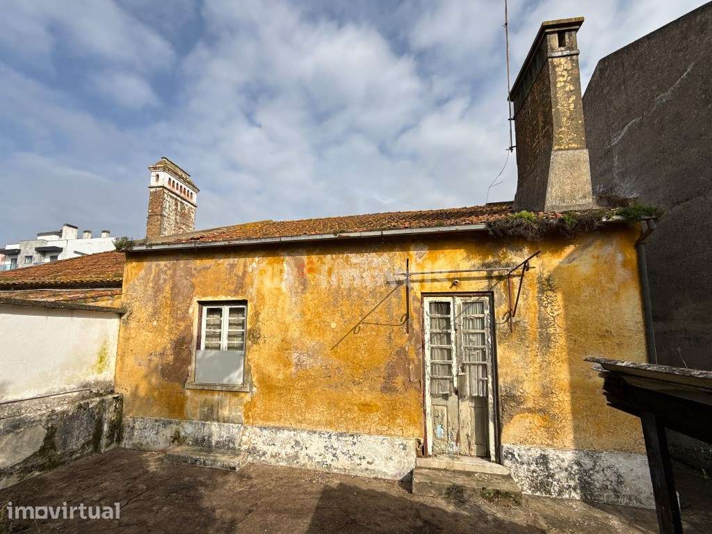 Moradia para recuperar no centro do Entroncamento - Grande imagem: 4/34