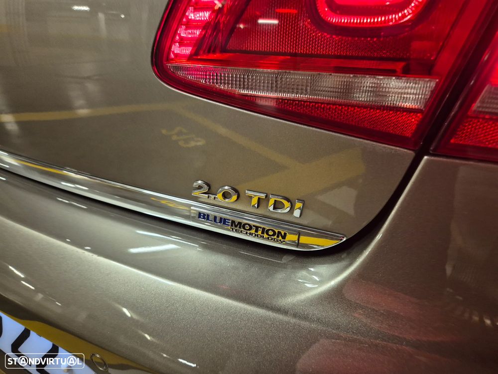 VW Passat 2.0 TDI BlueMotion Highline - 34