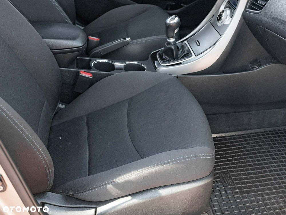 Hyundai Elantra 1.6 Classic + - 23