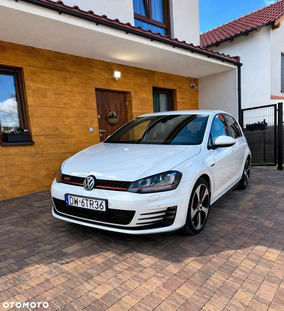 Volkswagen Golf - 1
