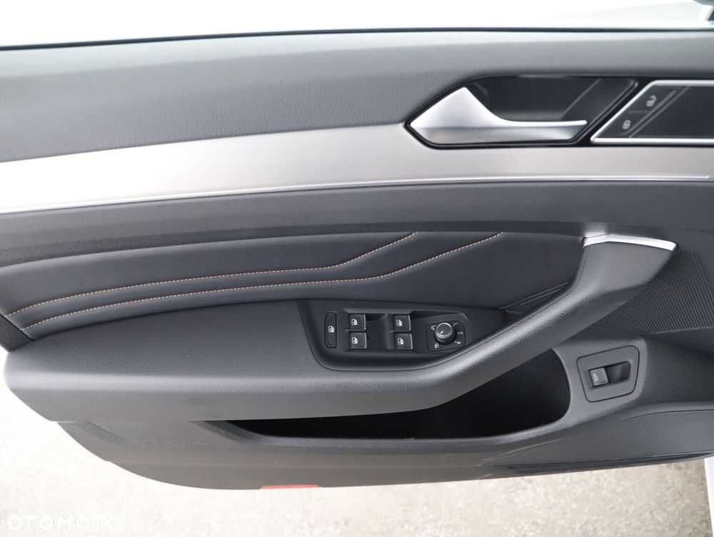 Volkswagen Passat Variant 2.0 TDI 4Mot Elegance DSG - 22