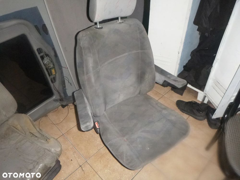 FOTEL KIEROWCY VW T4 Z PODŁOKIETNIKIEM - 1