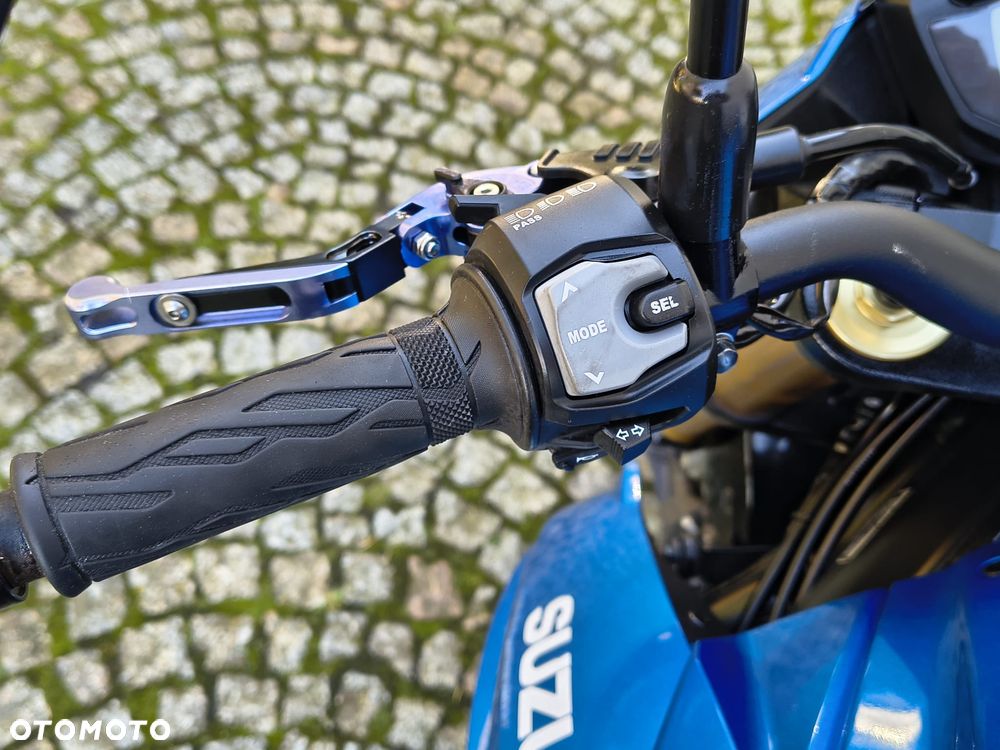 Suzuki GSX - 27