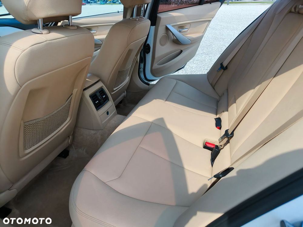 BMW Seria 3 328i xDrive - 24