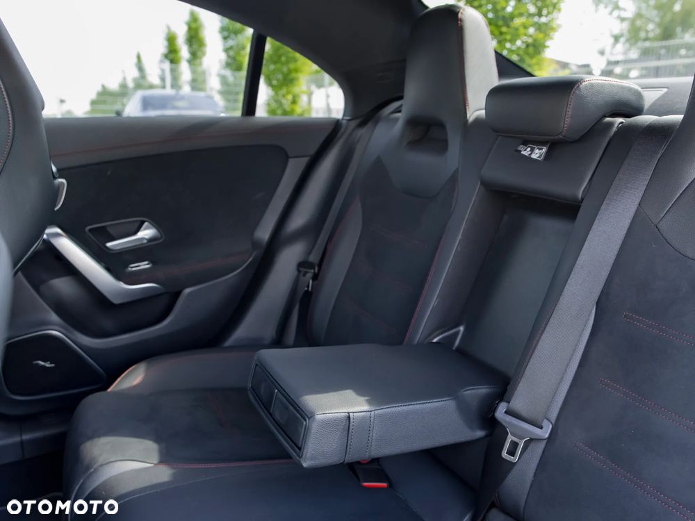Mercedes-Benz CLA 200 7G-DCT - 32