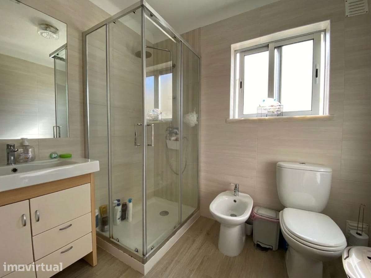 Apartamento T3 / Varandas / Elevador / Lugar de garagem / Sótão/ Cruz - Grande imagem: 4/12