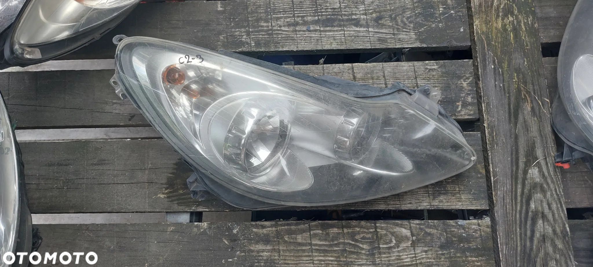 .  PRZOD PRZEDNIA LAMPA PRAWA OPEL CORSA D - 1