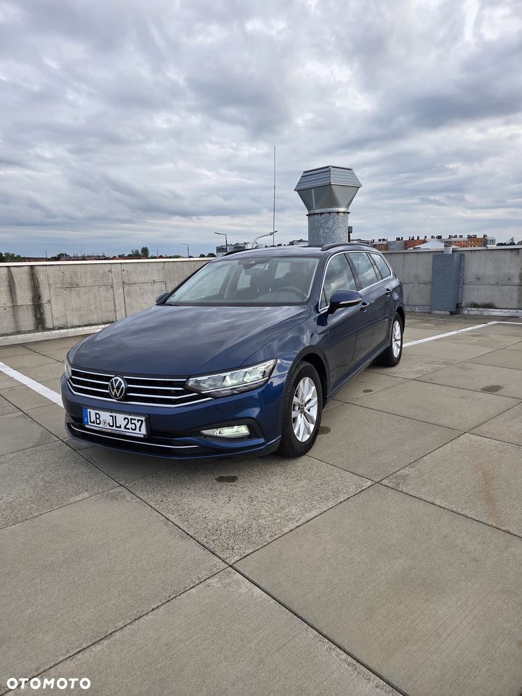 Volkswagen Passat - 1