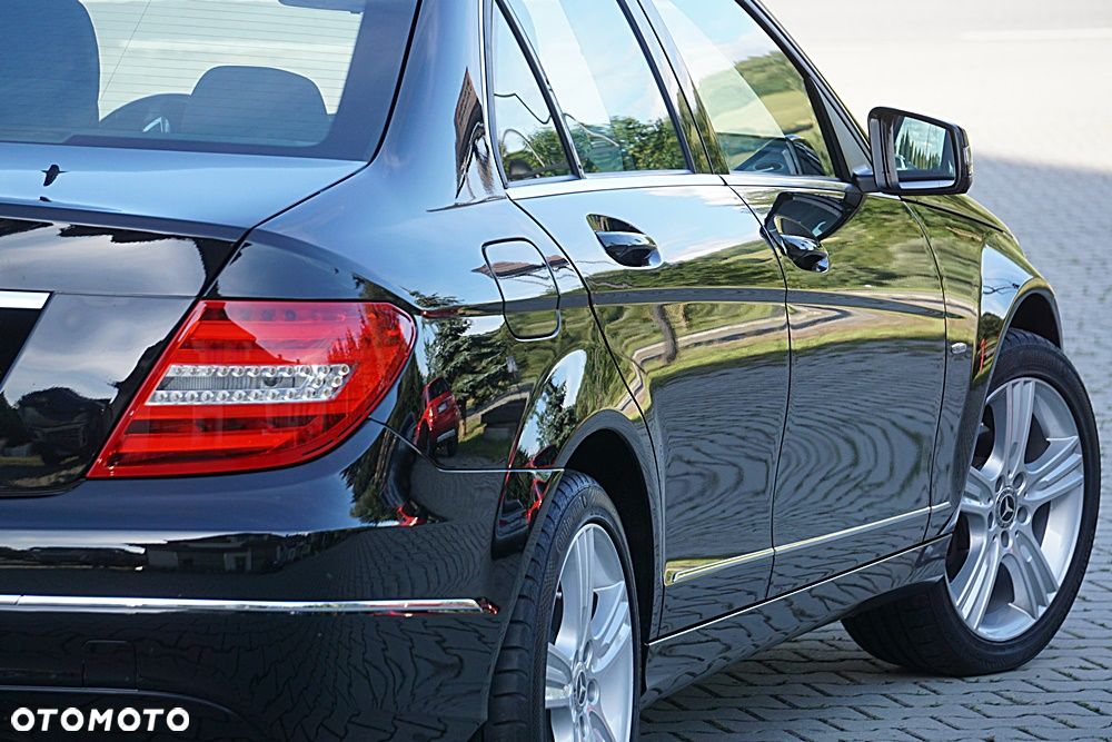 Mercedes-Benz Klasa C 180 BlueEFFICIENCY Elegance - 14
