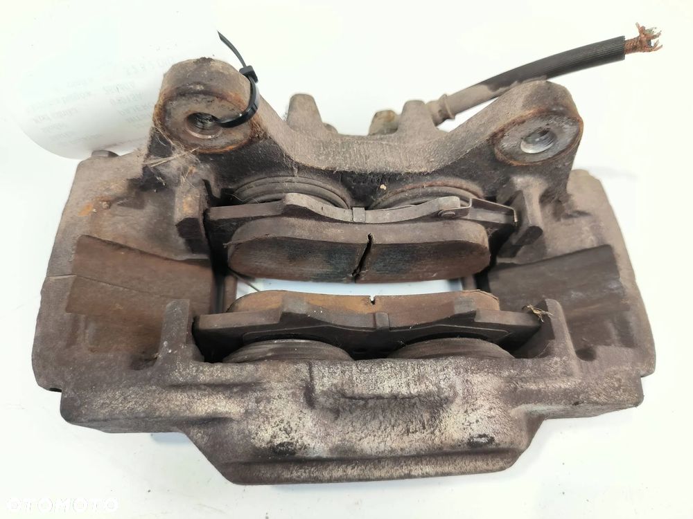 Zacisk hamulcowy prawy/lewy przód Mitsubishi Pajero 2008 SUV Diesel 147kW 3200cm³ - 7