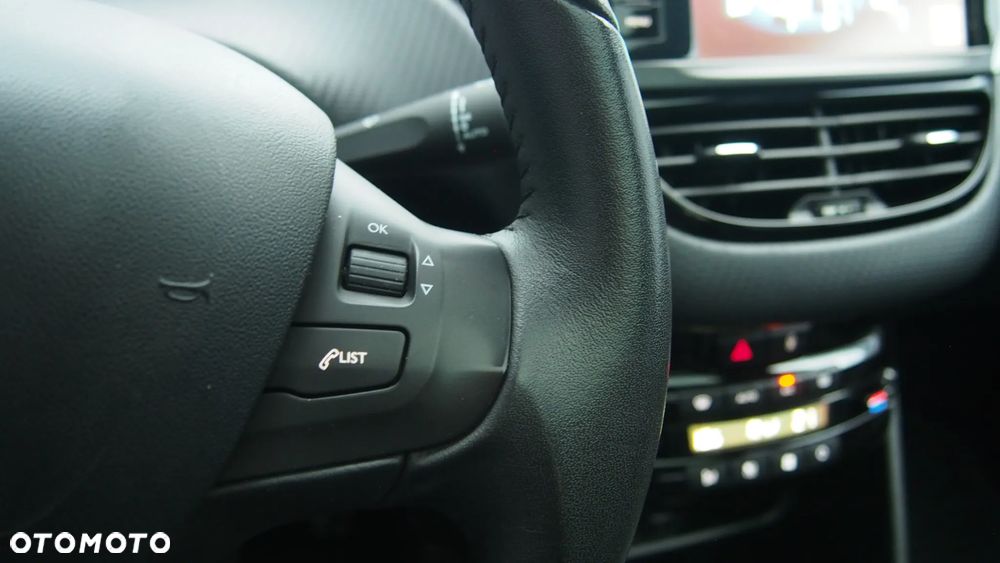 Peugeot 2008 1.2 Pure Tech Style S&S - 26