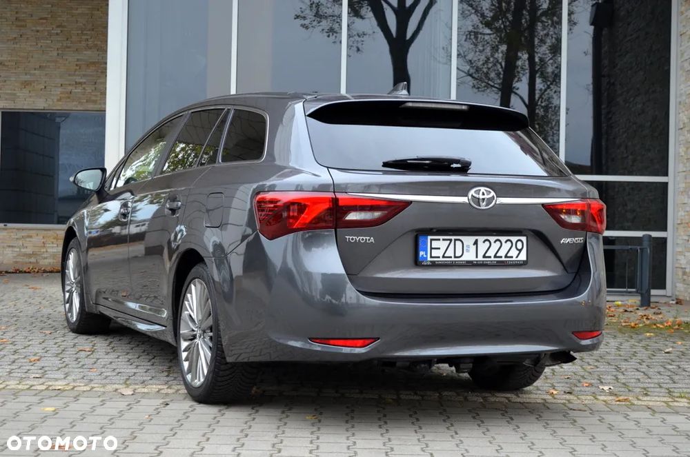 Toyota Avensis Combi 1.8 Executive - 17