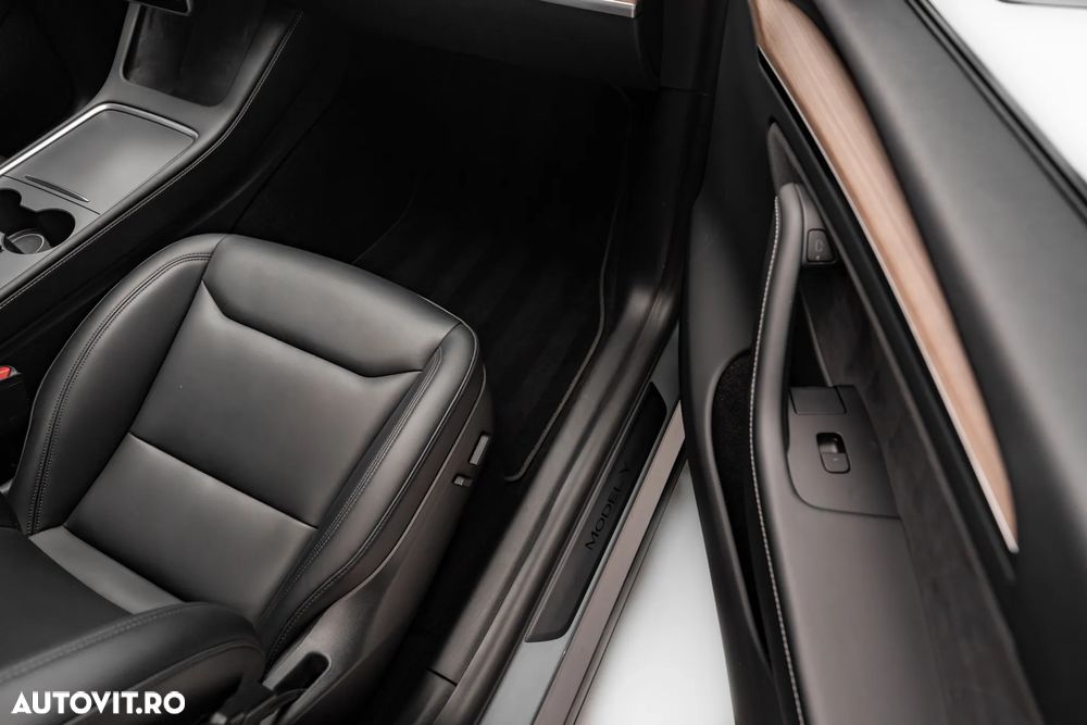 Tesla Model Y Long Range AWD - 37