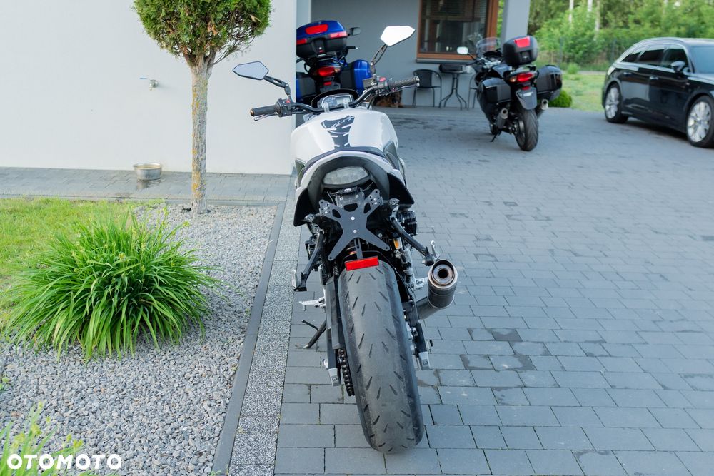 Suzuki GSR - 4