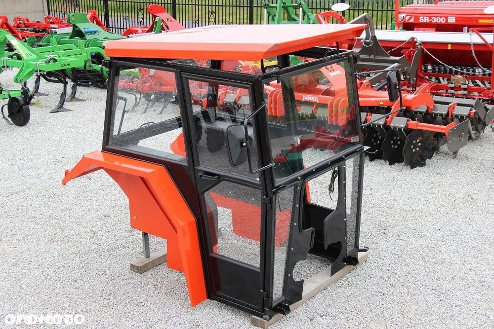 Kabina ciągnikowa do ciągnika MF 235 255 LUX z błotnikami CE - 1