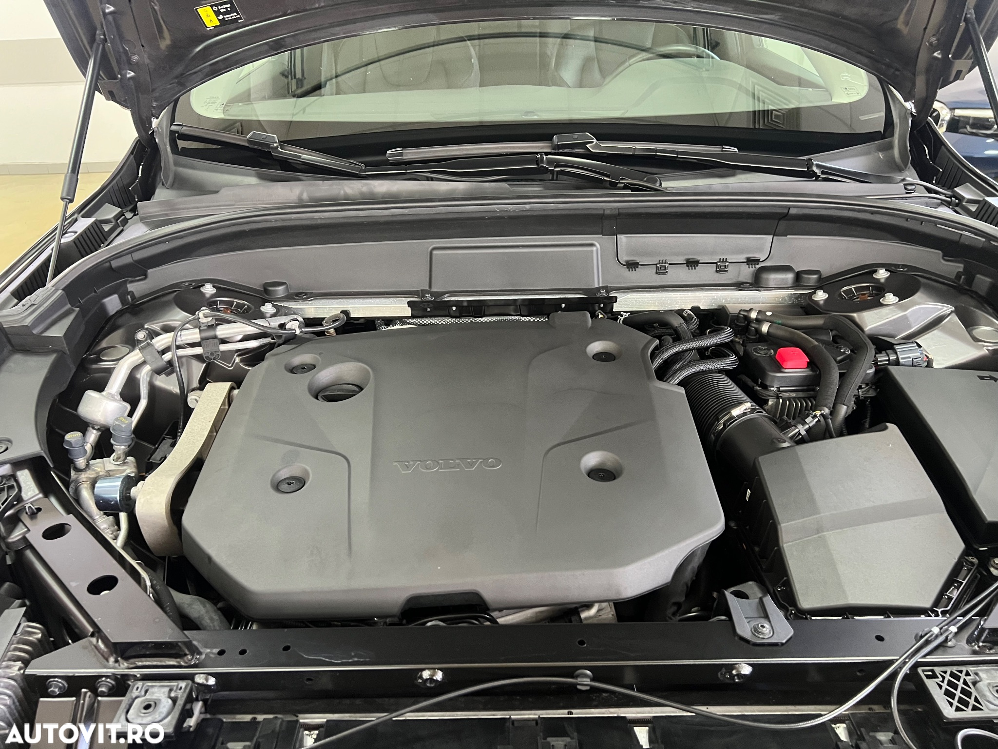 Volvo XC 60 B4 MHEV AT8 AWD Momentum Pro - 35