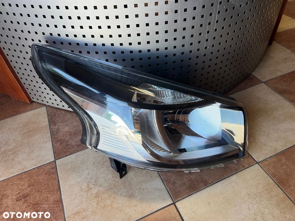 LAMPA REFLEKTOR PRZÓD PRZEDNIA PRAWA RENAULT TRAFIC III 260109424R