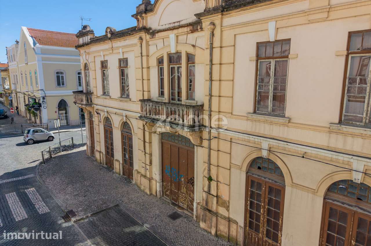 Prédio Histórico de Excelência no Coração da Figueira da Foz - Grande imagem: 4/46