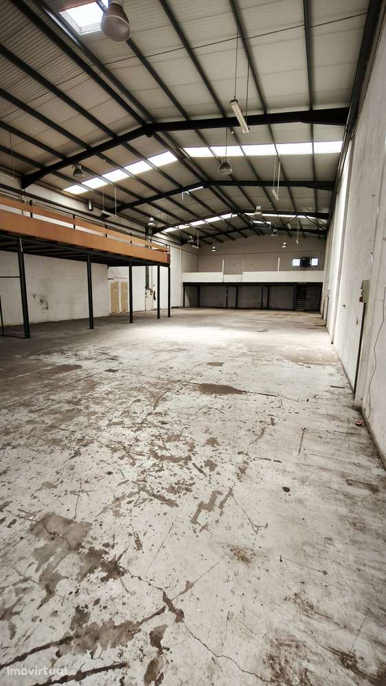 Armazém industrial, com uma área de 750m2, localizado na Z.I. Canelas. - Grande imagem: 2/14