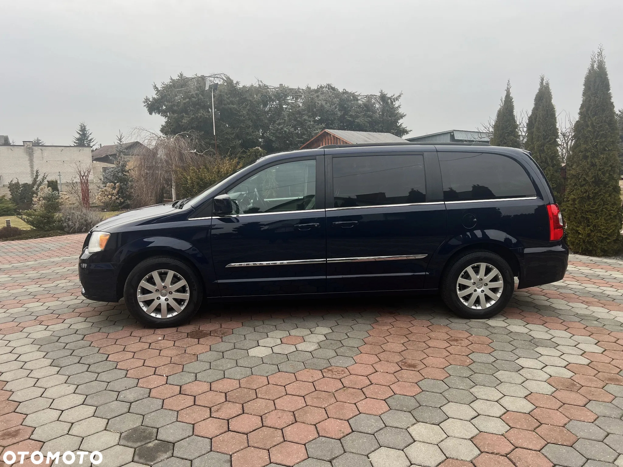 Chrysler Town & Country - 6