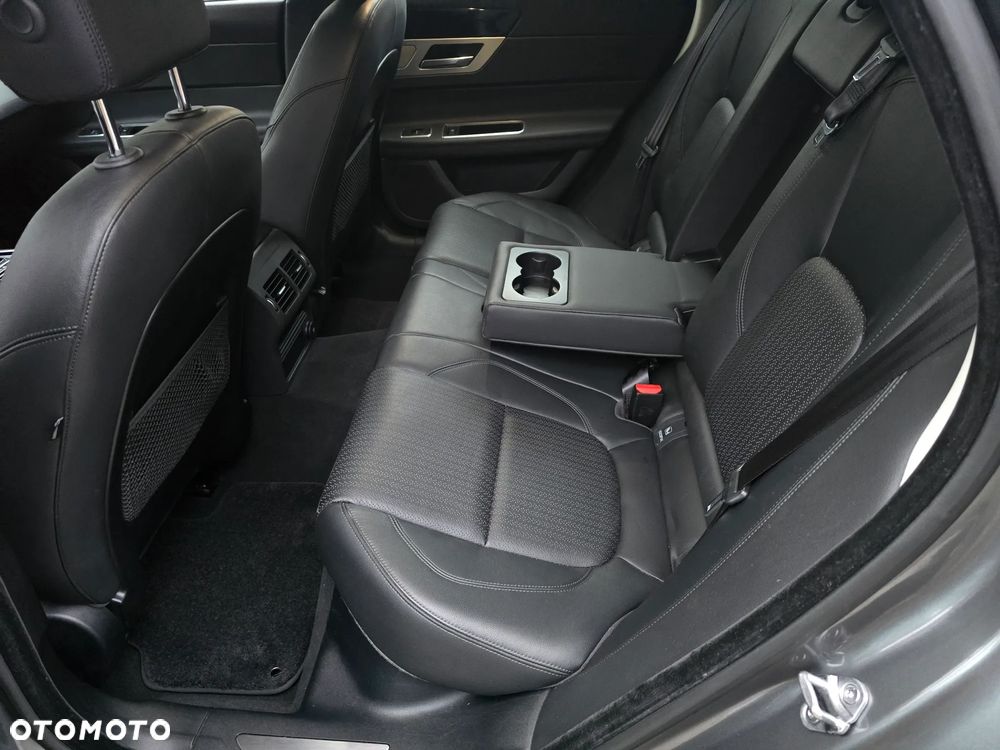 Jaguar XF 20d AWD Portfolio - 9