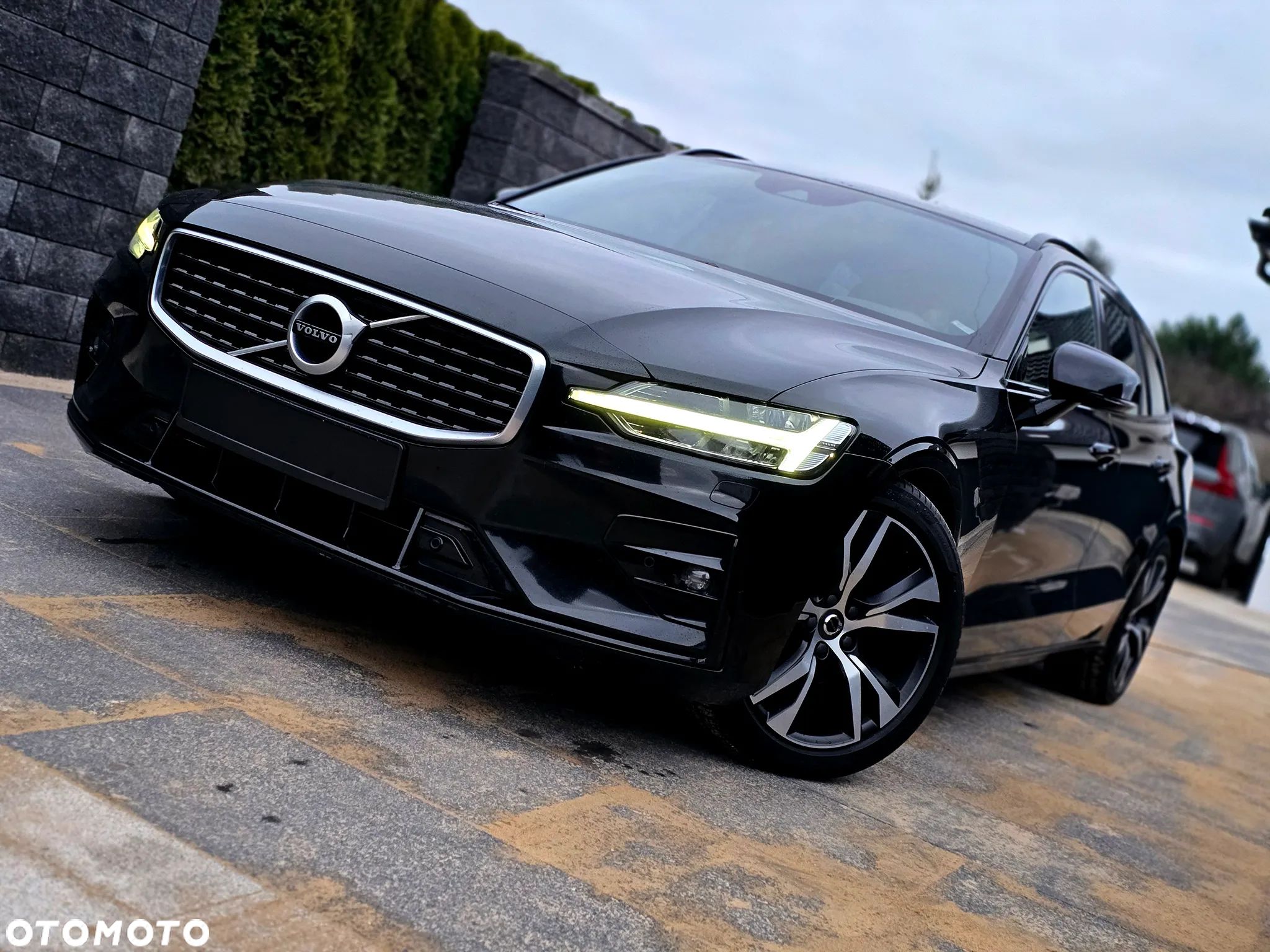 Volvo V60 D4 R-Design - 1