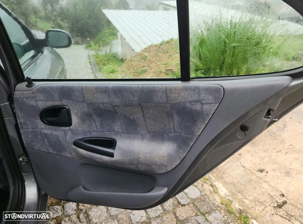 Renault Mégane 1.4 16V RXE AC - 18