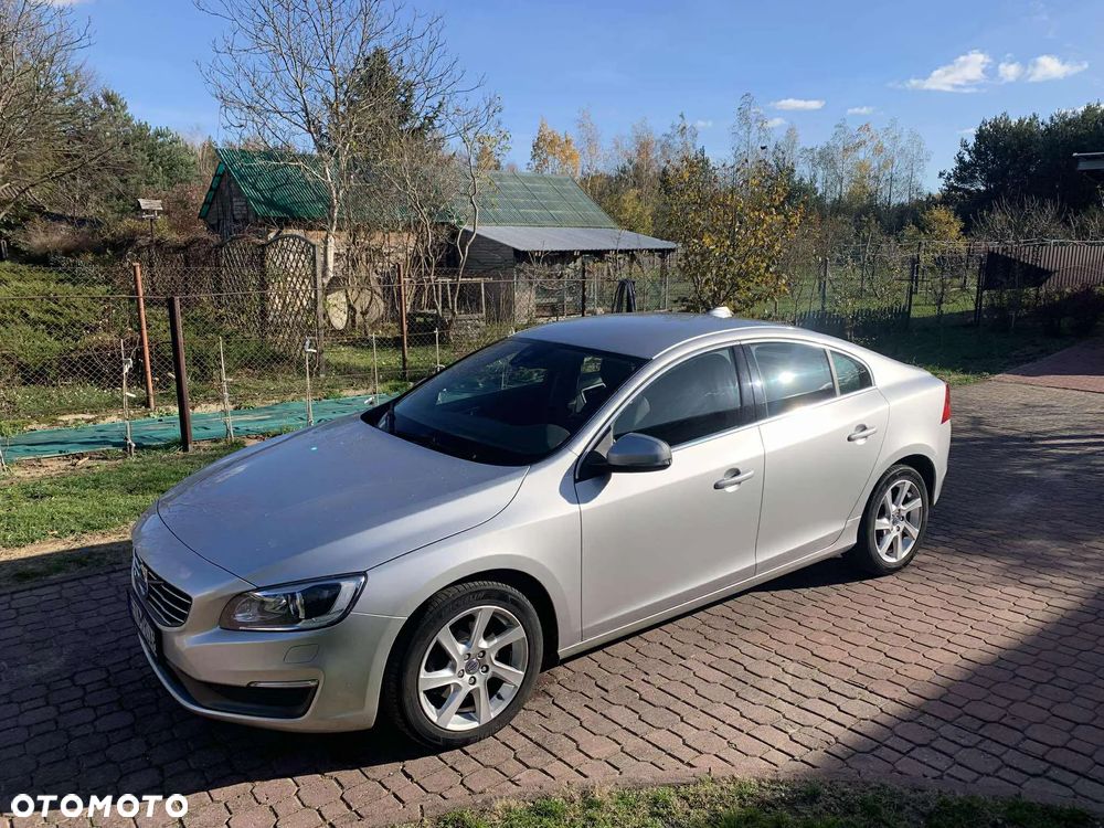 Volvo S60 T3 Momentum - 1